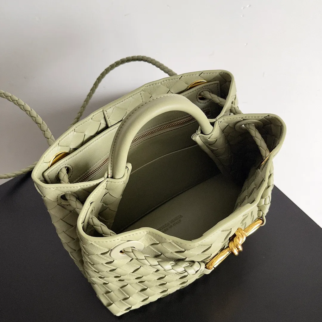 The 2023 new Andiamo batch of 1860 BV has been shipped‼ ️Really popular🔥The new Andiamo woven handbag launched by Bottega Veneta this season is really popular all over the world! ! Celebrities at home and abroad have worn it, and Oscar-winning actress Michelle Yeoh has taken it out on the street. Song Jia, Trai Yara, Yu Feihong, Sanji Ayaka, Rosie Hunting-Whiteley, Yoshioka Riho, etc. have all picked up this bag. It is classic and versatile, showing off its temperament, and the bag capacity is also large, which is very convenient for daily commuting! ! A variety of carrying methods, the shoulder straps can be adjusted by yourself, the original lambskin feels soft and delicate, and the neutral style is made to break gender boundaries and bring a more practical and longer-lasting use experience. Andiamo, which has both elegant and casual styles, perfectly interprets the true appearance of "fashionable old money style". Style number: 743568 Size: 25*22*10.5cm